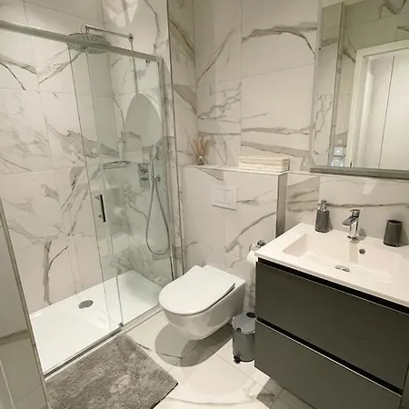 아파트 New And Luxury Flat With Parking In Center. Terrace