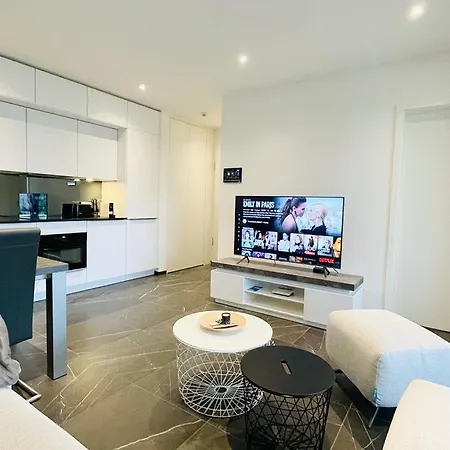 New And Luxury Flat With Parking In Center. Terrace 아파트